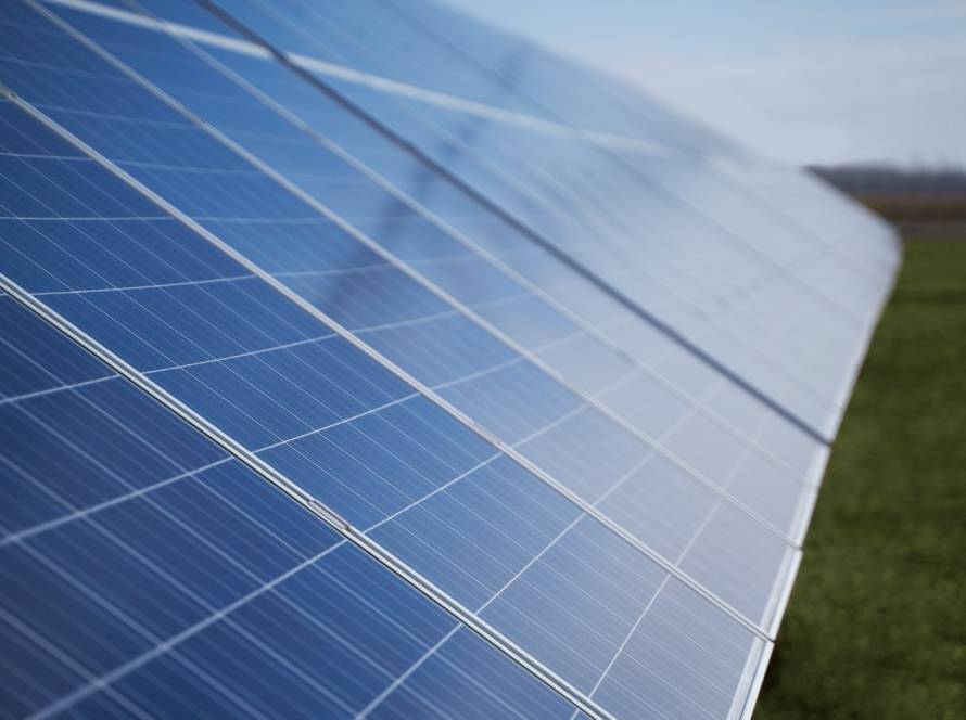 Güneş paneli fotoğrafları için: "Çatıda monte edilmiş güneş paneli sistemi"