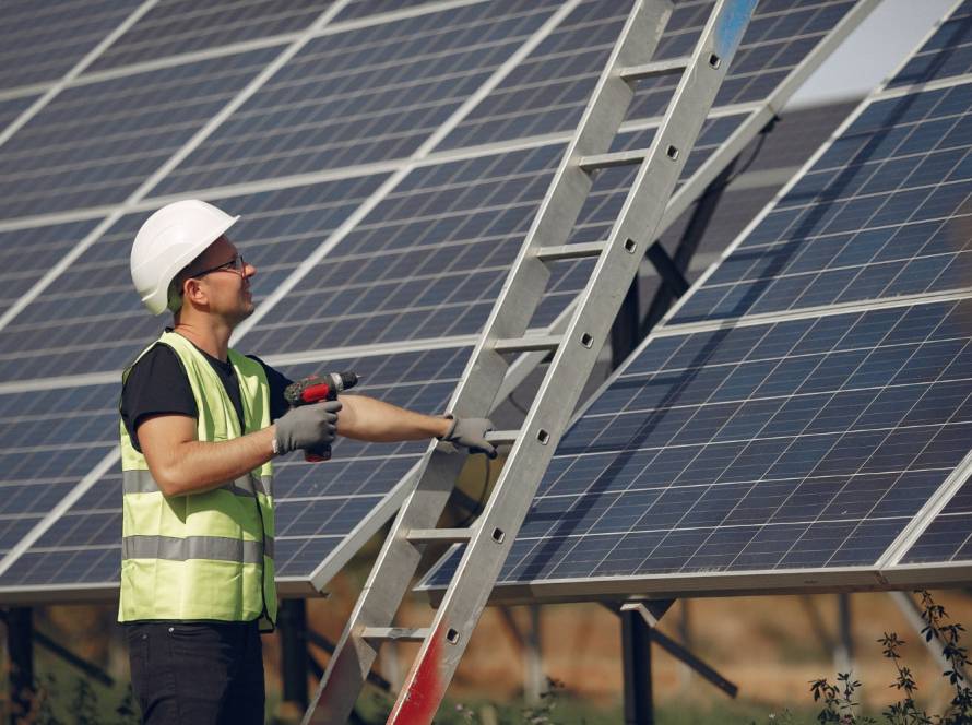 Uzman teknisyenler tarafından çatıya monte edilen güneş panelleri